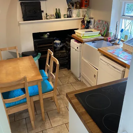 Holmedale With Outdoor Terrace In The Heart Of Robin Hoods Bay